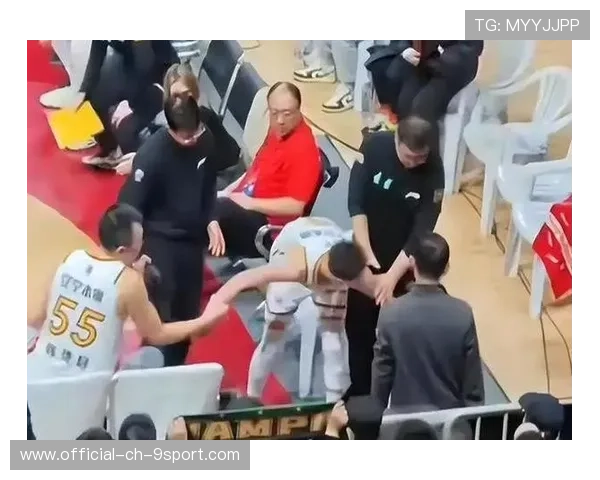 主帅怒踢水瓶被罚上看台！场边表情火爆