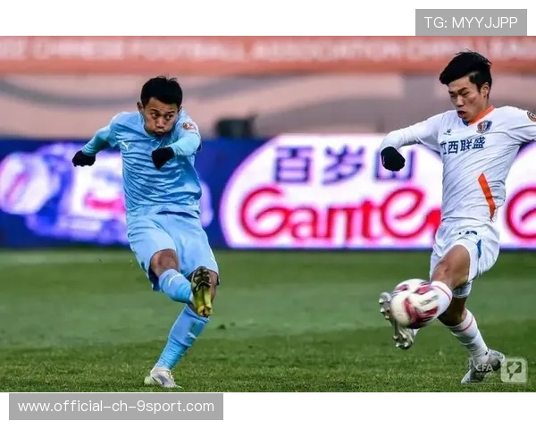 河南队周大地中场抢断,第一时间直传身后 河南队周大地中场抢断,第一时间直传身后