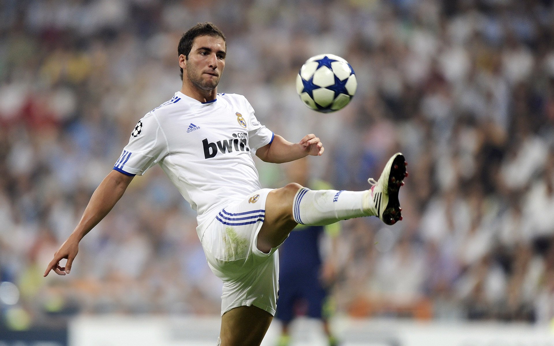 上海申花未能守住领先,柔佛新山轻松逆转取胜,部队三个一致