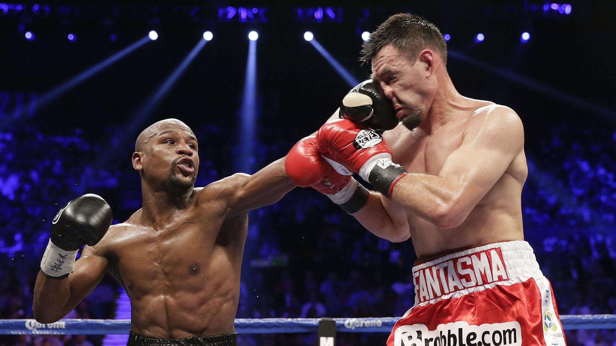 球员在比赛中展现强烈的拼抢欲望获得教练认可,球员们的比拼很热烈,赢得了观众的阵阵喝彩