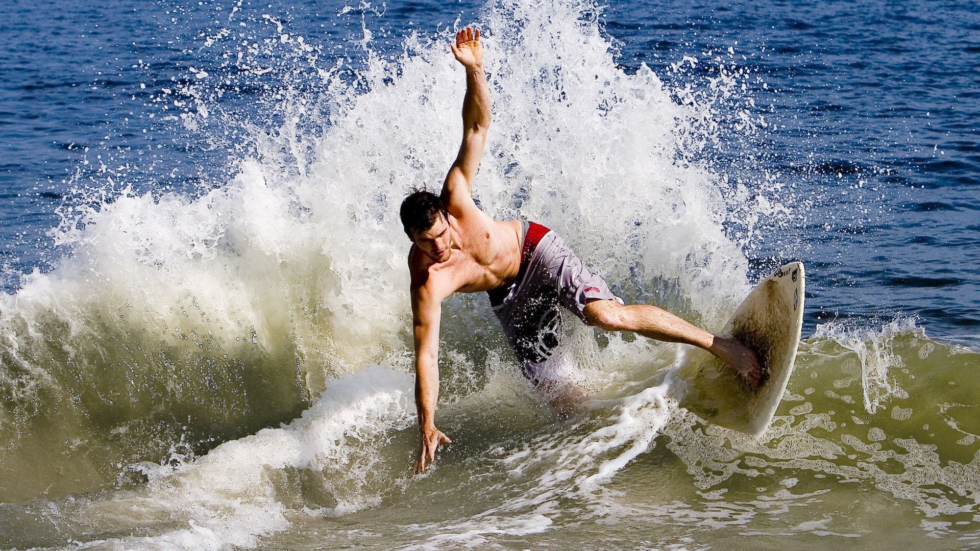 球员在比赛中展现强烈的拼抢欲望获得教练认可,球员们的比拼很热烈,赢得了观众的阵阵喝彩